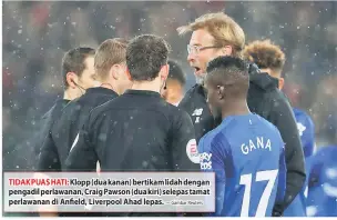  ?? — Gambar Reuters ?? TIDAK PUAS HATI: Klopp (dua kanan) bertikam lidah dengan pengadil perlawanan, Craig Pawson (dua kiri) selepas tamat perlawanan di Anfield, Liverpool Ahad lepas.