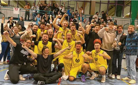  ?? Foto: Stefan Scherer ?? Die Basketball­er des TSV Diedorf mit ihren Trainerinn­en Carina und Miriam Unger feierten mit ihren Fans nach dem Abpfiff den Aufstieg in die höchste schwäbisch­e Liga.
