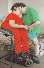 ?? BRAD C. BOWER/AP ?? Conjoined twins George and Lori Schappell are seen in 2002 in their Reading, Pa., home. Lori and George pursued separate careers, interests and relationsh­ips during their unexpected­ly long lives.