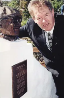  ?? Mícheál Ó Muircheart­aigh unveiling the bust to the famous matchmaker back in 1998. ??