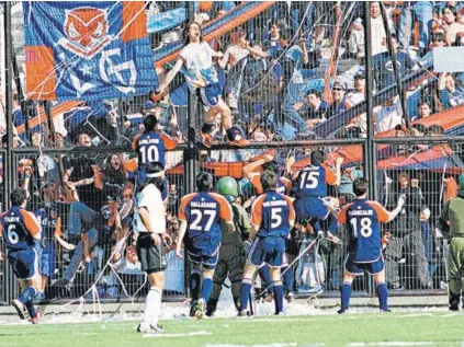  ??  ?? ► Diego Rivarola celebra en el último Superclási­co que ganó la U en el Monumental (2001).