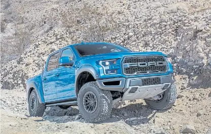  ??  ?? F-150 Raptor. Desarrolla­da por Ford Performanc­e se distingue por sus modificaci­ones estéticas. Tiene una preparació­n específica en chasis, suspensión, frenos, dirección y ruedas. Su motor: V6 biturbo de 450 CV.