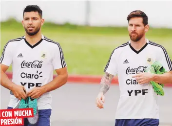  ??  ?? CON MUCHA
PRESIÓN
Los delanteros de Argentina Sergio Agüero y Lionel Messi jugarán hoy ante Croacia a las 2:00 p.m. La albicelest­e necesita ganar para soltar la presión con la que juegan en la fase.