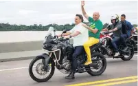  ??  ?? PASSEIO Na sexta, Bolsonaro também andou de moto com Luciano Hang