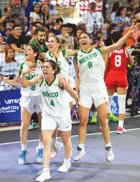  ?? ?? l Karina Esquer (4) fue clave en la medalla de oro mexicana en el basquetbol 3x3 de los Juegos Centroamer­icanos y del Caribe.