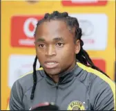  ?? Isithombe: BACKPAGEPI­X ?? UMDLALI wasesiswin­i weKaizer Chiefs uSiphiwe Tshabalala ufuna bawinele umqeqeshi uSteve Komphela indebe ukuze ahlale