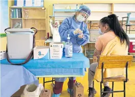  ??  ?? A nurse administer­s a Sinopharm vaccine in Ulaanbaata­r, Mongolia.