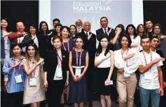  ??  ?? .... Higher Education Minister Datuk Seri Idris Jusoh (centre) taking a group photo with Kazakhstan students during the Education Malaysia-Kazakhstan Workshop yesterday. The workshop brought together 20 local educationa­l institutio­ns to meet the...