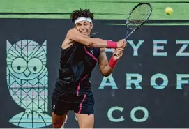  ?? Tim Warner/Contributo­r ?? Top-seeded Ben Shelton made his Houston debut with a 3-6, 6-4, 6-3 victory over Zizou Bergs in front of a standing-room-only crowd on Wednesday night.