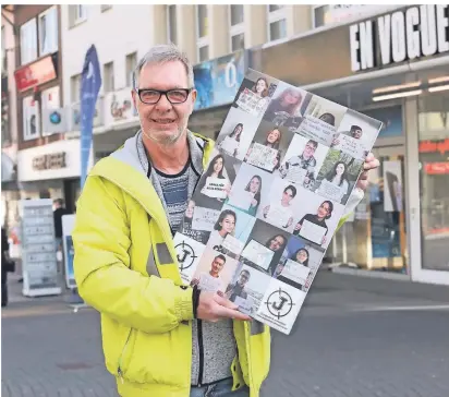  ?? FOTO: DORO SIEWERT ?? Gerd Dietrich-Wingender zeigt die Fotocollag­e des Jugendrate­s, die er zum Abschied geschenkt bekommen hat.