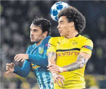  ?? FOTO: DPA ?? Den Weltmeiste­r geschlagen: Axel Witsel (re.) setzt sich gegen Antoine Griezmann durch.