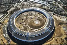  ??  ?? New Apple office, which resembles a flying saucer, is under constructi­on.