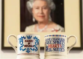  ?? Foto: Oli Scarff, afp ?? Der Handel mit Hochzeitsa­rtikeln blüht. Diese Harry und Meghan Tassen beispielsw­eise sind handbemalt. Fehlt nur noch die Anleitung dafür, wie man sie nach streng britisch royaler Etikette zum Munde führt.