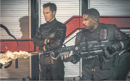  ?? HBO ?? Bomberos. Los personajes de Michael Shannon y Michael B. Jordan, dedicados a quemar libros.