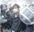  ?? FOTO: DPA ?? Polizisten verhaften einen Demonstran­ten in der Nähe der Polytechni­schen Universitä­t.