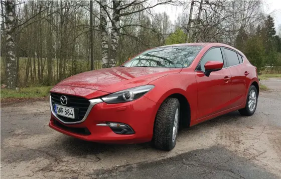  ?? FOTO: DAN KRONQVIST ?? GRINAR UPP SIG. Mazda 3 har fått nya detaljer i fronten, men ännu mera nytt under plåten.