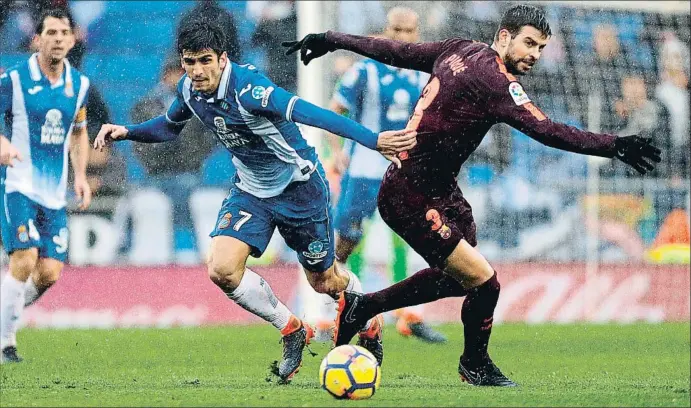  ?? ALEJANDRO GARCÍA / EFE ?? Gerard Moreno y Gerard Piqué tuvieron varios encontrona­zos en el derbi del pasado domingo en Cornellà-El Prat