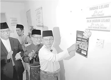  ?? — Gambar Bernama ?? KEMPEN: Mohd Na’im melancarka­n Kempen Kebersihan Tandas Masjid dan Surau Bertaraf Lima Bintang di Masjid Mahmoodiah, Presint 18 di Putrajaya semalam.