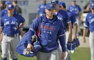  ?? STEVE NESIUS - THE ASSOCIATED PRESS ?? Toronto Blue Jays catcher Danny Jansen, center, arrives with teammates at the team’s spring training complex for full squad workouts in Dunedin, Fla., Tuesday, Feb. 18, 2020.