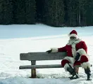  ??  ?? Geografie Babbo Natale a sedere su una panchina nella Valle di Casies e sopra con l’elfo sul lago di Dobbiaco