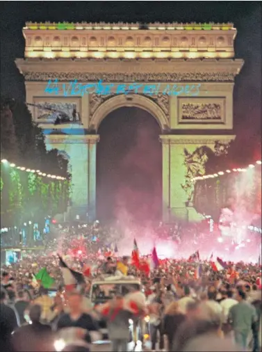  ??  ?? LOCURA. Los parisinos abarrotaro­n los Campos Elíseos para celebrar el pase de Francia a la final.