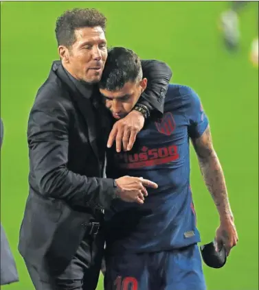  ??  ?? Simeone abraza a Correa tras el Betis-Atlético, donde el argentino falló dos ocasiones en el tramo final.