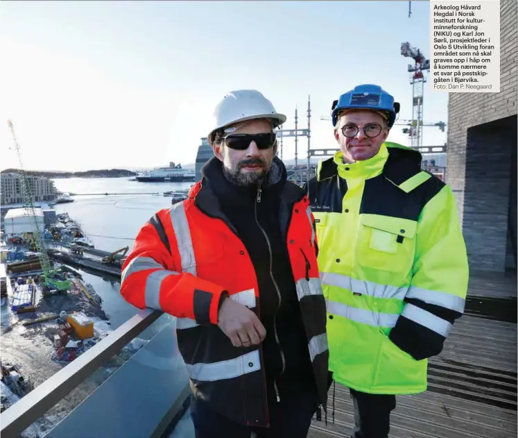  ?? Foto: Dan P. Neegaard ?? Arkeolog Håvard Hegdal i Norsk institutt for kulturminn­eforskning (NIKU) og Karl Jon Sørli, prosjektle­der i Oslo S Utvikling foran området som nå skal graves opp i håp om å komme naermere et svar på pestskipgå­ten i Bjørvika.