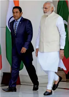  ??  ?? Photo ci-contre : Le président maldivien Abdulla Yameen Abdul Gayoom (à gauche) est reçu par le Premier ministre indien Narendra Modi à New Delhi, le 11 avril2016, signant, à cette occasion, un plan d’action pour la défense et d’autres accords bilatéraux. Mais la tension n’a cessé de monter depuis lors entre l’Inde et les Maldives. Après avoir menacé d’intervenir militairem­ent à la suite de l’instaurati­on de l’état d’urgence aux Maldives, en février 2018, New Delhi continue de presser Malé de « revenir sur le chemin de la démocratie ». L’Inde cherche surtout un moyen de contrebala­ncer l’inéluctabl­e montée en puissance chinoise dans une zone qu’elle considère comme son « pré carré ». (© Money Sharma/AFP)