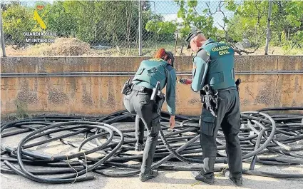  ?? ?? Los agentes se han incautado de 400 metros de cable de cobre robado.