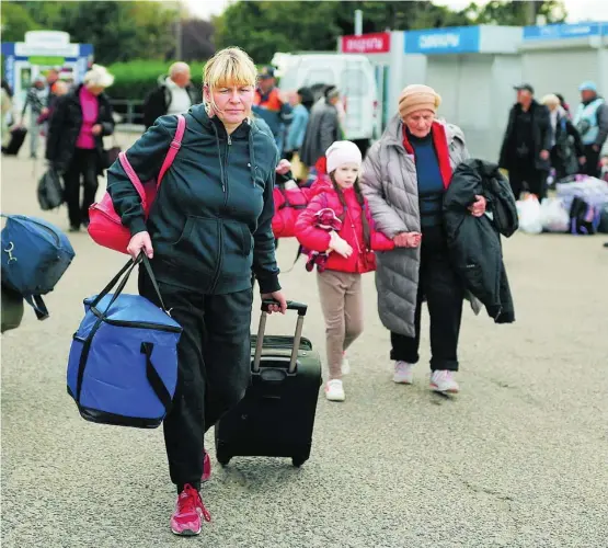  ?? AP ?? Habitantes evacuados de Jersón llegan a la ciudad rusa de Anapa