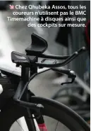  ??  ?? è Chez Qhubeka Assos, tous les coureurs n’utilisent pas le BMC Timemachin­e à disques ainsi que des cockpits sur mesure.