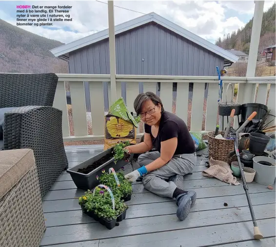  ??  ?? HOBBY: Det er mange fordeler med å bo landlig. Eli Therese nyter å vaere ute i naturen, og finner mye glede i å stelle med blomster og planter.