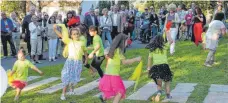  ?? FOTO: SIMON SCHNEIDER ?? Die Kinder treten bei Einweihung des Bürgerpark­s auf.
