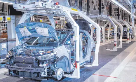  ?? FOTO: JENS BÜTTNER/DPA ?? Das Elektroaut­o ID.3 auf dem Montageban­d im VW-Werk in Zwickau: Die EU-Kommission hat das Ziel formuliert, in zehn Jahren 30 Millionen emissionsf­reie Autos auf die Straße zu bringen.