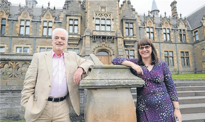  ?? Picture: Kim Cessford. ?? BBC broadcaste­r Billy Kay and Scots language teacher Diane Anderson of Morgan Academy in Dundee.