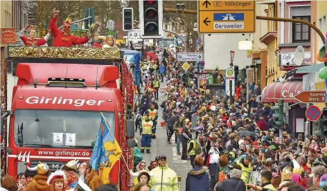  ?? FOTO: BECKER&BREDEL ?? Rund 150 000 Narren tummelten sich gestern in Burbachs Straßen. 77 Gruppen und über 2000 Akteure zogen durch die Stadt.