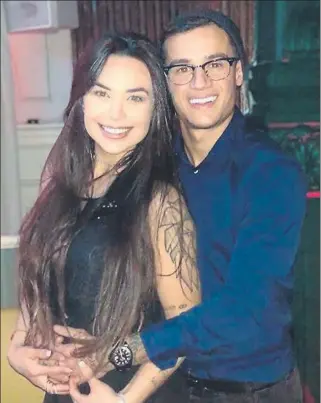  ??  ?? Coutinho junto a Aina con quien vive una bonita historia de amor desde que se conocieron con tan solo 14 años en Rio de Janeiro FOTO: REDES SOCIALES