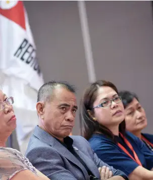  ?? SUNSTAR FOTO / AMPER CAMPAÑA ?? QUESTION AND ANSWER. Department of Labor and Employment Undersecre­tary Joel Maglunsod (second from left), Assistant Secretary Gloria Tango (left), Bureau of Workers with Special Concerns Director Karen Trayvilla (second from right) and Babes Tesiorna...