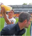  ?? FOTO: WIECK ?? SVE-Trainer Michael Wiesinger versucht sich wegzudrehe­n – aber Thomas Birk ist schneller und verpasst ihm eine Bierdusche.