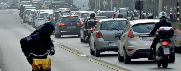  ??  ?? Le misure Colonne di traffico in via Molino delle Armi a Milano: oggi scattano le misure antismog