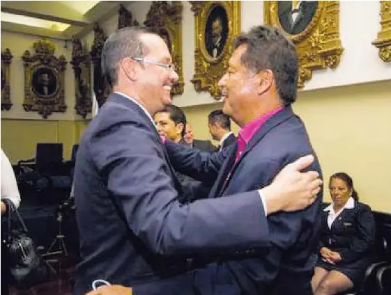  ?? JOSÉ CORDERO ?? En febrero del 2016, el magistrado Celso Gamboa, se saluda con el diputado Víctor Morales Zapata, hoy independie­nte.