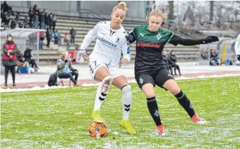  ?? FOTO: IMAGO ?? Technisch fein: Die aus Aillingen stammende Freiburger­in Giulia Gwinn (li.) im Zweikampf mit Borussia Mönchengla­dbachs Carolin Corres.