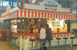  ?? FOTOS: FACEBOOK MERCADO SAN TELMO ?? OPCIONES. Las clásicas burgers, una pastelería francesa y un puesto que ofrece café con variedades de distintas partes del mundo, funcionan dentro del mercado.