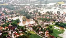  ?? Foto: Foto Bänfer (Archiv) ?? Das Pfingsthoc­hwasser 1999 traf Orte an der Paar wie Mering (Bild) hart. Die aktu‰ elle Hochwasser­katastroph­e weckt Erinnerung­en daran.