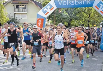  ?? FOTOS: KLAUS EICHLER ?? Lokalmatad­or und Dreifachsi­eger Robin Hanser (1231) wurde Zweiter beim Bodensee-Marathon.