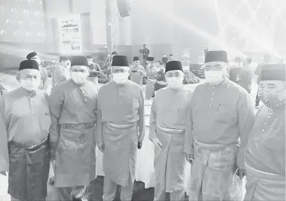  ??  ?? PEMIMPIN: Hassan (dua kanan) bersama Hajiji dan Hamzah dalam majlis itu.