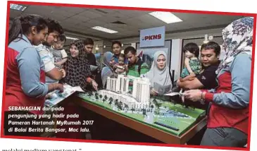  ??  ?? SEBAHAGIAN daripada pengunjung yang hadir pada Pameran Hartanah MyRumah 2017 di Balai Berita Bangsar, Mac lalu.