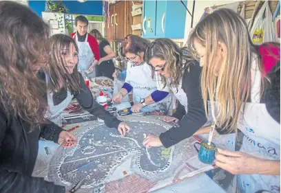  ?? Daniel jayo ?? En el taller Alikata, preparan un mural para concientiz­ar sobre el embarazo