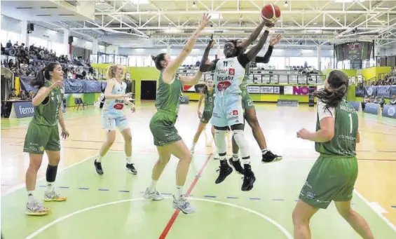  ?? ALBA VILLAR / EL FARO DE VIGO ?? Jugadoras del Celta y el Al-Qázeres pugnan por el balón durante el partido disputado en el pabellón de Navia.