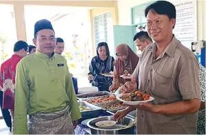  ??  ?? JAMIRIN (kiri) bersama sebahagian tetamu yang hadir memeriahka­n majlis itu.